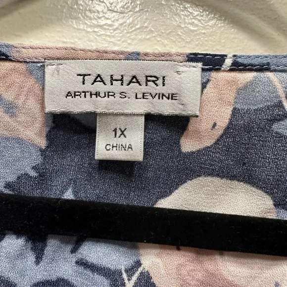 Beautiful Blue Floral “ Tahari “ Short Sleeve Blouse!!! - Picture 3 of 3